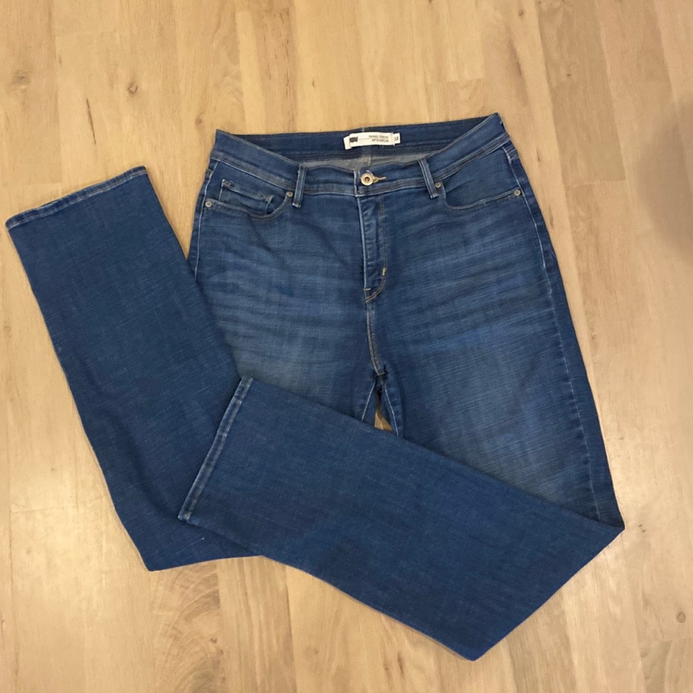 Women’s straight leg 512 Levi’s jeans.